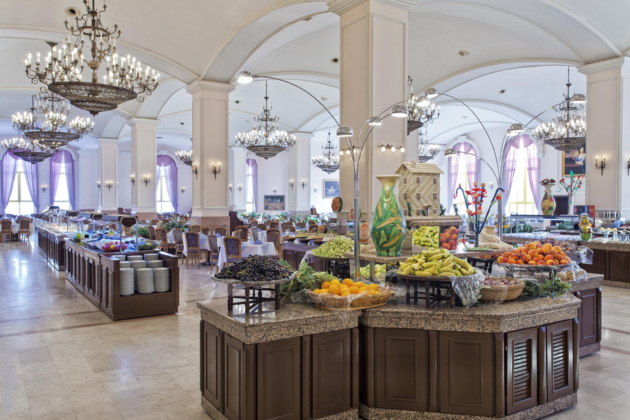 Kremlin Palace Antalya Kültér fotó The buffet at the Grand Hotel
