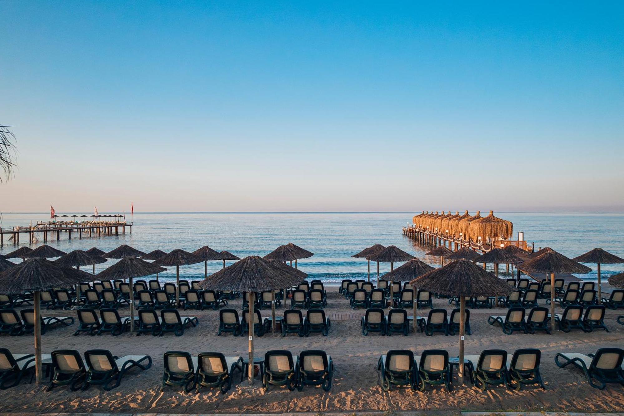 Kremlin Palace Antalya Kültér fotó The beach at the resort