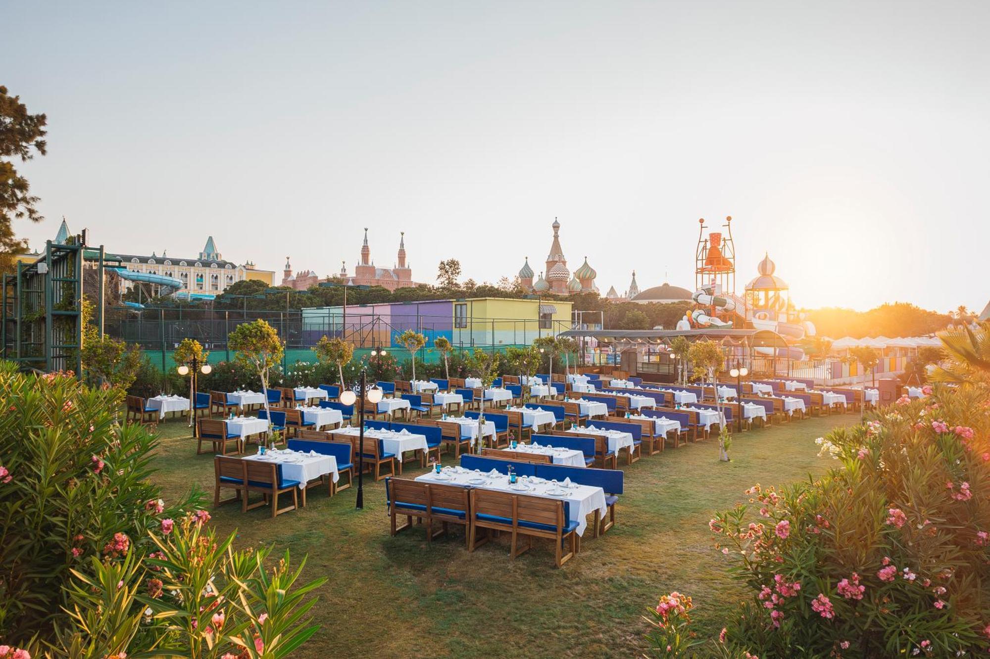 Kremlin Palace Antalya Kültér fotó The lawn at the resort