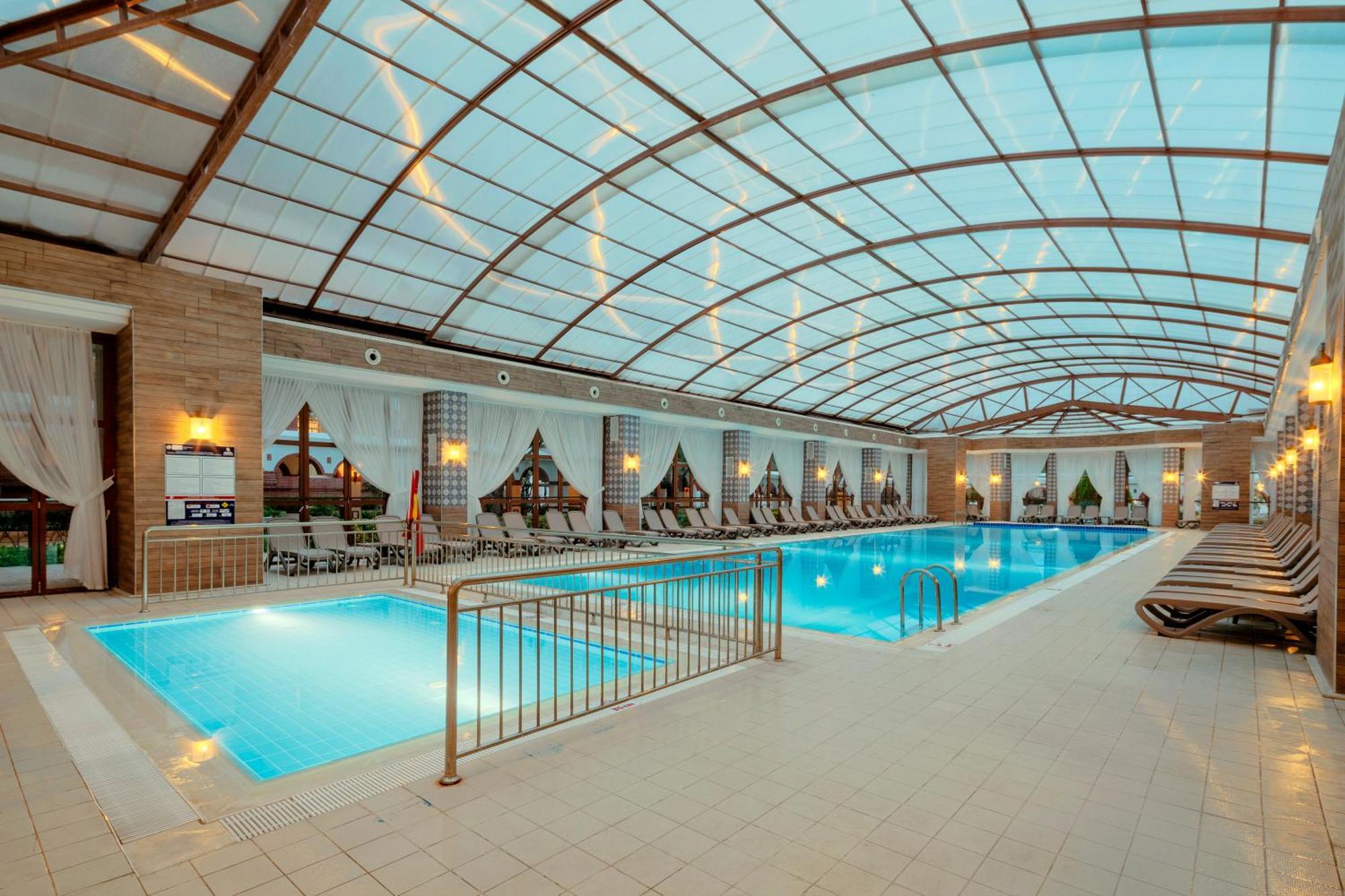 Kremlin Palace Antalya Kültér fotó The indoor pool